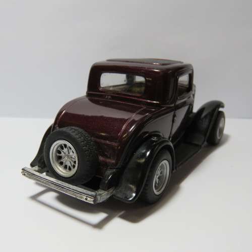 Kinsmart 1932 Ford 3-window coupe model car - Scale 1/34
