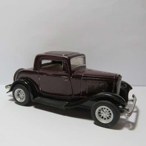 Kinsmart 1932 Ford 3-window coupe model car - Scale 1/34