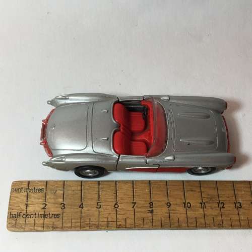 Maisto 1957 Chevrolet Corvette model car - Scale