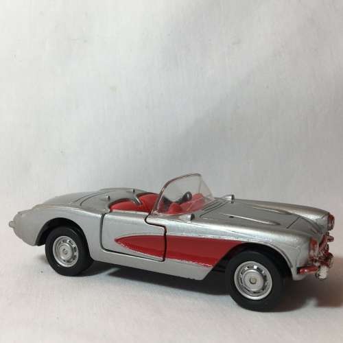 Maisto 1957 Chevrolet Corvette model car - Scale