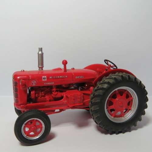 1949 McCormick WD 9 Diesel Standard model tractor - Universal Hobbies - Scale 1/43