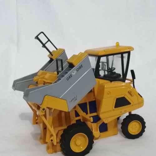 Joal Gregoire model 132 die-cast grape harvester - scale 1/32