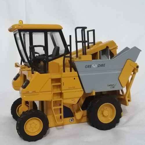Joal Gregoire model 132 die-cast grape harvester - scale 1/32