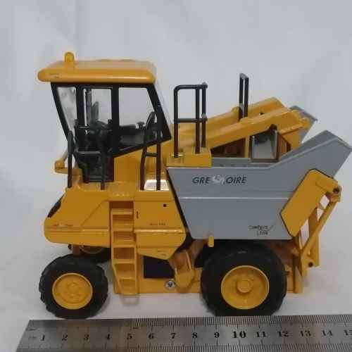 Joal Gregoire model 132 die-cast grape harvester - scale 1/32