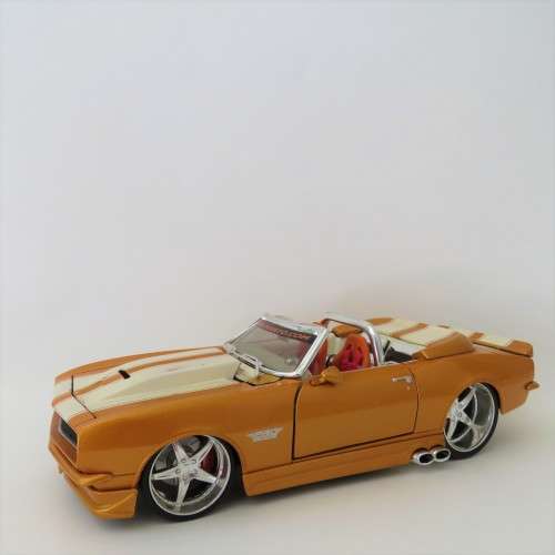 Maisto Pro Rodz 1968 Chevrolet Camaro SS model car - Scale 1/24 - Paint damage on bonnet