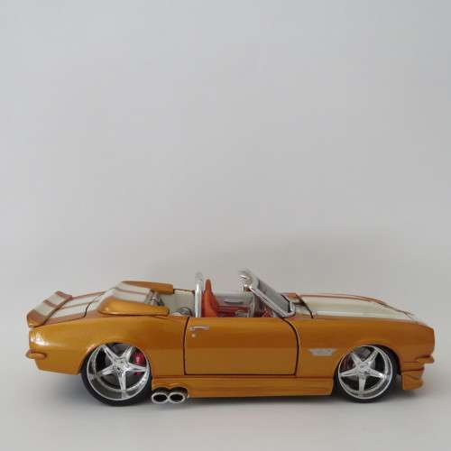 Maisto Pro Rodz 1968 Chevrolet Camaro SS model car - Scale 1/24 - Paint damage on bonnet