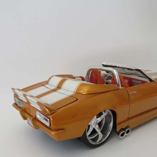 Maisto Pro Rodz 1968 Chevrolet Camaro SS model car - Scale 1/24 - Paint damage on bonnet