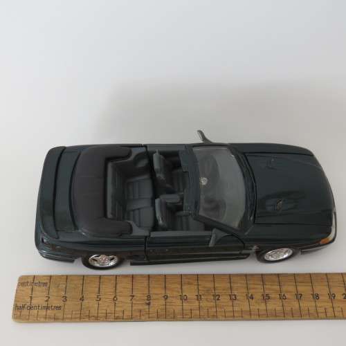 Motor Max 1998 Ford Mustang model car - Scale 1/24