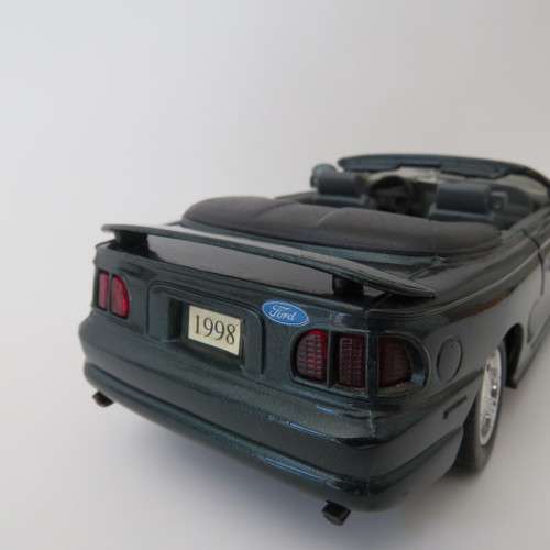 Motor Max 1998 Ford Mustang model car - Scale 1/24
