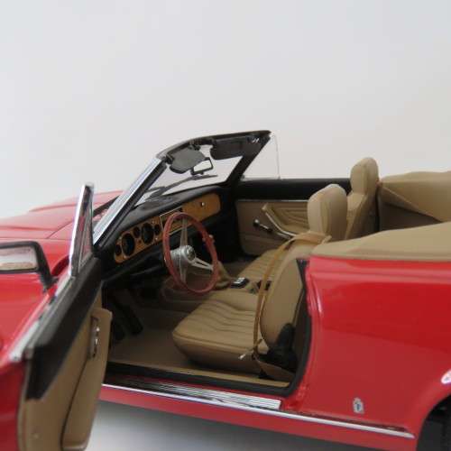 Auto Art Fiat Spider convertible model car - Door window trimming missing - Scale 1/18