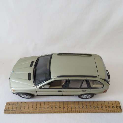 Motormax BMW X5 model car with foldable mirrors - Scale 1/18