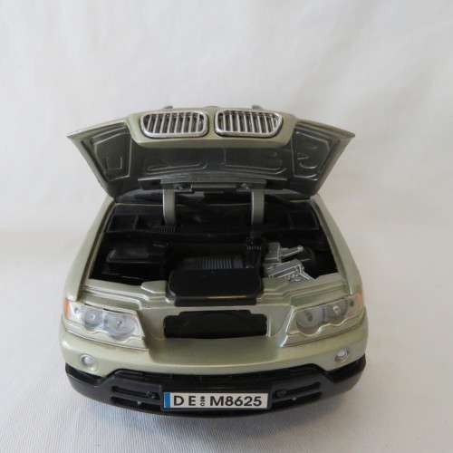 Motormax BMW X5 model car with foldable mirrors - Scale 1/18