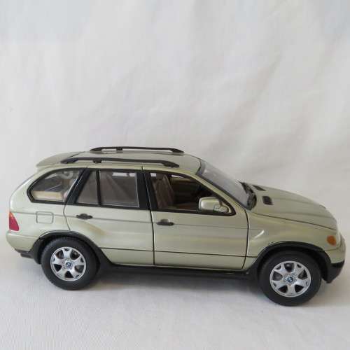 Motormax BMW X5 model car with foldable mirrors - Scale 1/18