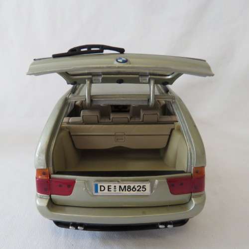 Motormax BMW X5 model car with foldable mirrors - Scale 1/18