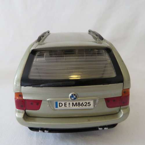 Motormax BMW X5 model car with foldable mirrors - Scale 1/18