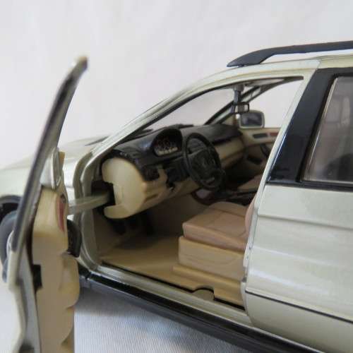 Motormax BMW X5 model car with foldable mirrors - Scale 1/18