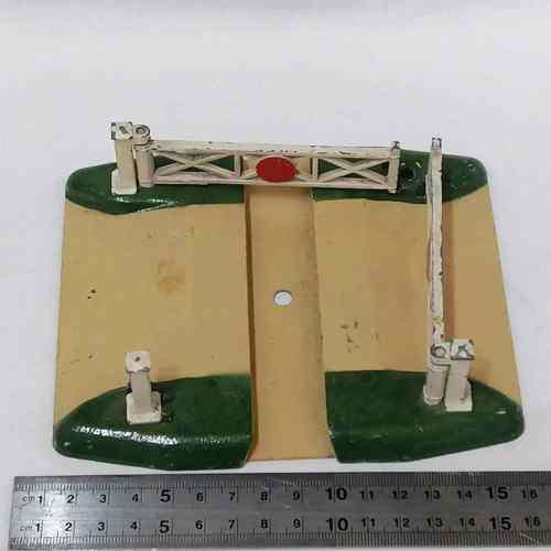 Hornby-Dublo die-cast level crossing - Meccano Ltd - missing one post