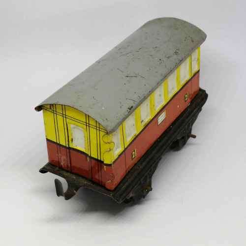 Vintage O-Gauge tinplate passenger coach - made in Belgium