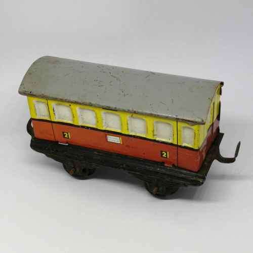 Vintage O-Gauge tinplate passenger coach - made in Belgium