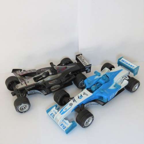 Pair of formula 1 racing cars - Die cast - One with broken nose