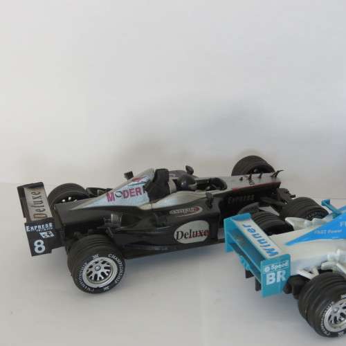 Pair of formula 1 racing cars - Die cast - One with broken nose