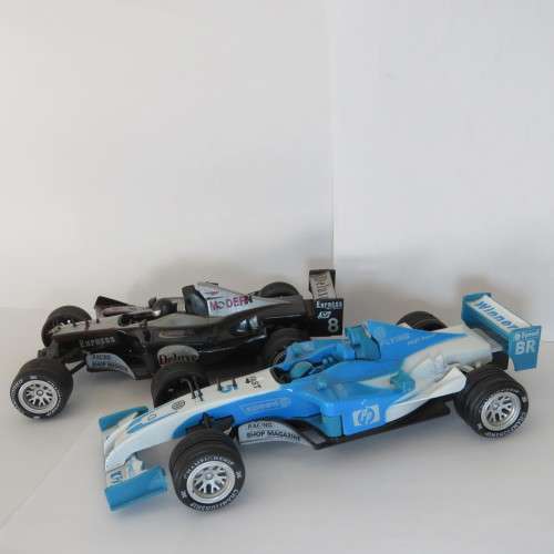 Pair of formula 1 racing cars - Die cast - One with broken nose