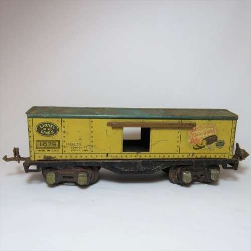 Lionel Lines Tin Train Wagon - Light rust - Babe Ruth 1679 - Sliding doors missing
