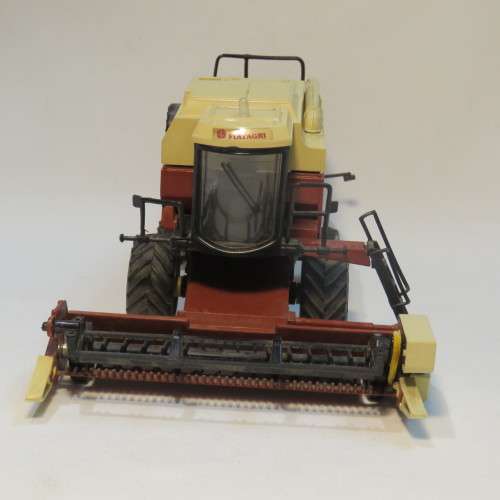 ROS Fiat Agri Laverda 3890 combine harvester model - Front roller partly missing - Scale 1/43