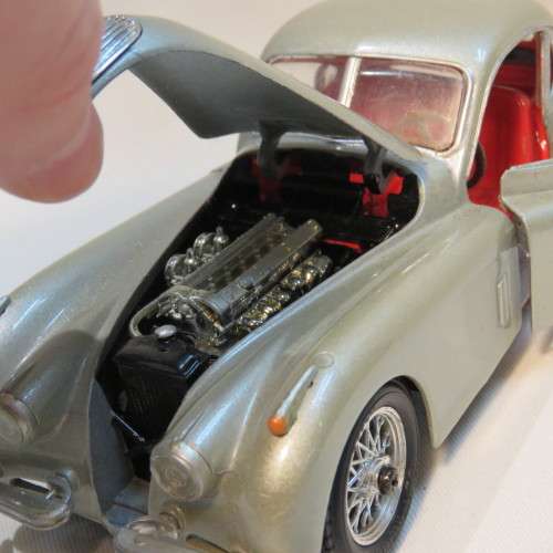 Bburago 1948 Jaguar XK 120 model car - Interior repainted - Scale 1/24