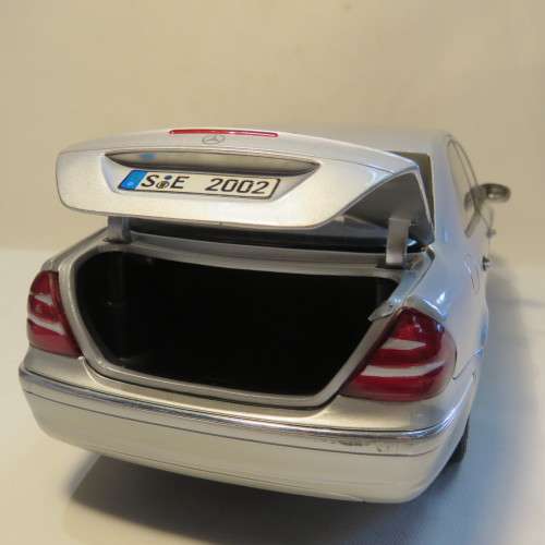 Kyosho Mercedes-Benz E-class model car - Scale 1/18