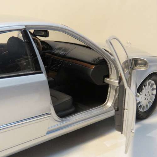 Kyosho Mercedes-Benz E-class model car - Scale 1/18