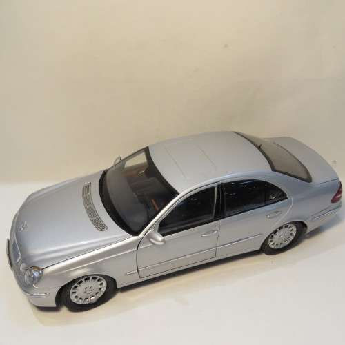 Kyosho Mercedes-Benz E-class model car - Scale 1/18
