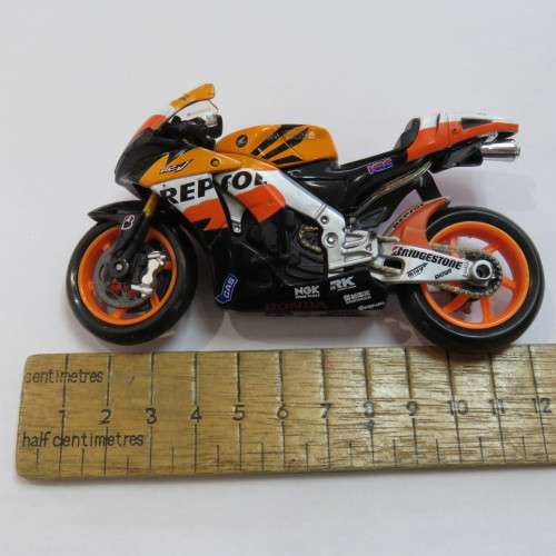 Maisto 2009 Honda Repsol #3 Dani Pedrosa model motorcycle - Scale 1/18