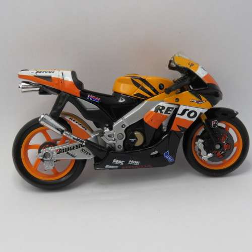Maisto 2009 Honda Repsol #3 Dani Pedrosa model motorcycle - Scale 1/18