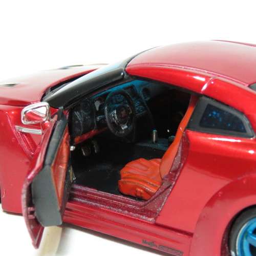Maisto 2009 Nissan GT-R model car - Scale