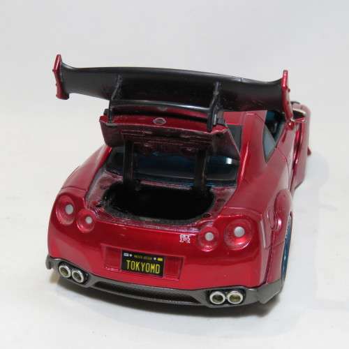 Maisto 2009 Nissan GT-R model car - Scale