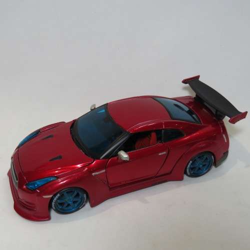 Maisto 2009 Nissan GT-R model car - Scale