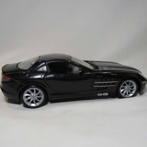 Maisto Mercedes-Benz SLR McLaren model car - Scale 1/18