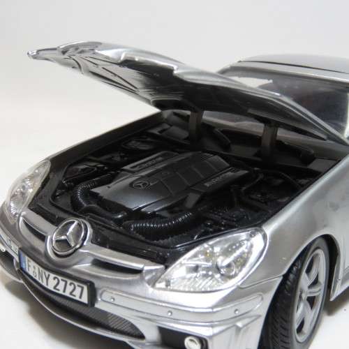 Motor Max 2005 mercedes-Benz SLK55 AMG convertible model car - Scale 1/18 - Aerial missing