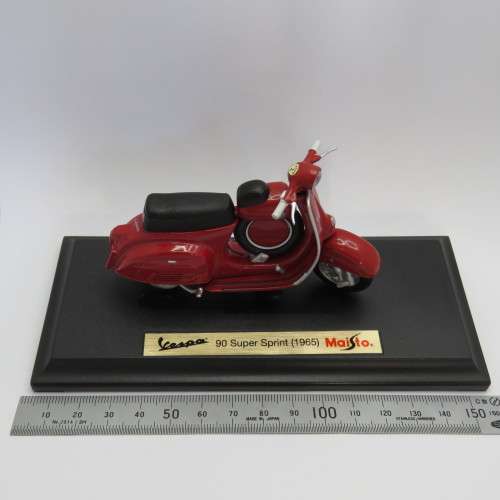 Maisto 1965 Vespa 90 Super Sprint die-cast motorcycle - Scale 1/18 in box
