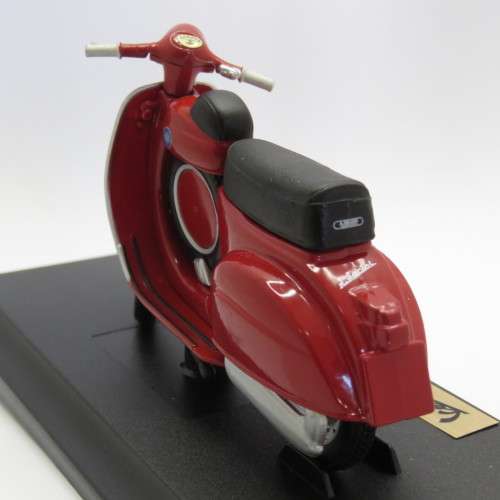 Maisto 1965 Vespa 90 Super Sprint die-cast motorcycle - Scale 1/18 in box
