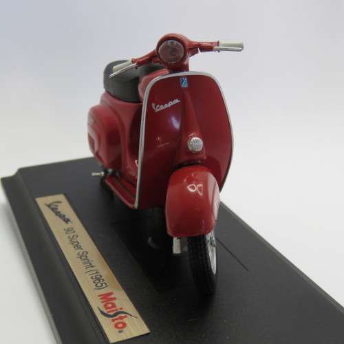 Maisto 1965 Vespa 90 Super Sprint die-cast motorcycle - Scale 1/18 in box