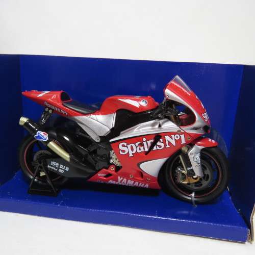 NewRay Yamaha YZR-M1 Gauloises Team Spain`s No.1 die-cast motorcycle - #7 Carlos Checa - Scale 1/18