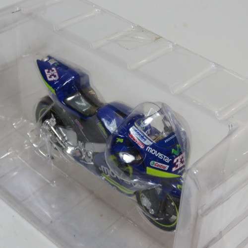 Maisto 2005 Honda RC211V Movistar MotoGP die-cast motorcycle - #33 Marco Melandri - Scale 1/18