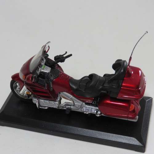 Motor Max 2002 Honda Gold wing die-cast motorcycle - Scale 1/18 in box
