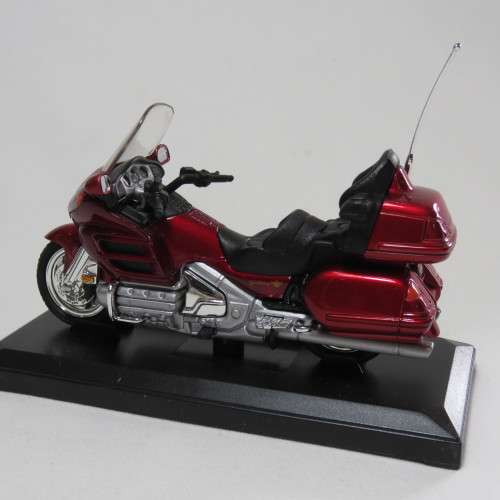 Motor Max 2002 Honda Gold wing die-cast motorcycle - Scale 1/18 in box