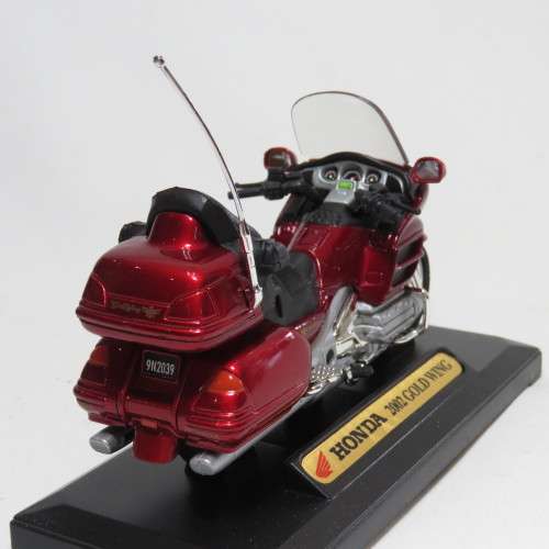Motor Max 2002 Honda Gold wing die-cast motorcycle - Scale 1/18 in box