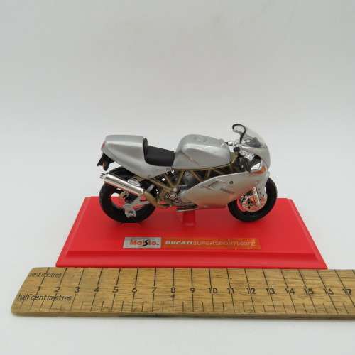Maisto Ducati SuperSport 900 FE die-cast motorcycle - Scale 1/18 in box