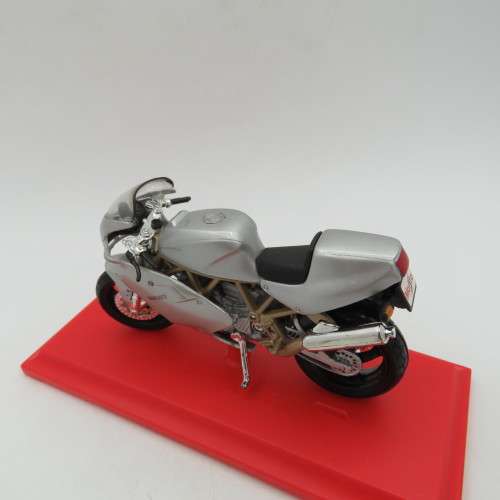 Maisto Ducati SuperSport 900 FE die-cast motorcycle - Scale 1/18 in box