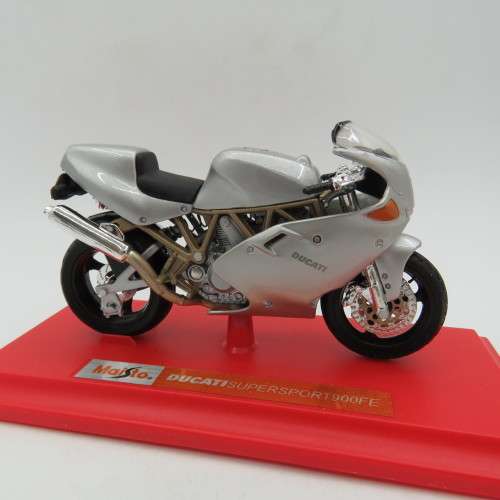 Maisto Ducati SuperSport 900 FE die-cast motorcycle - Scale 1/18 in box